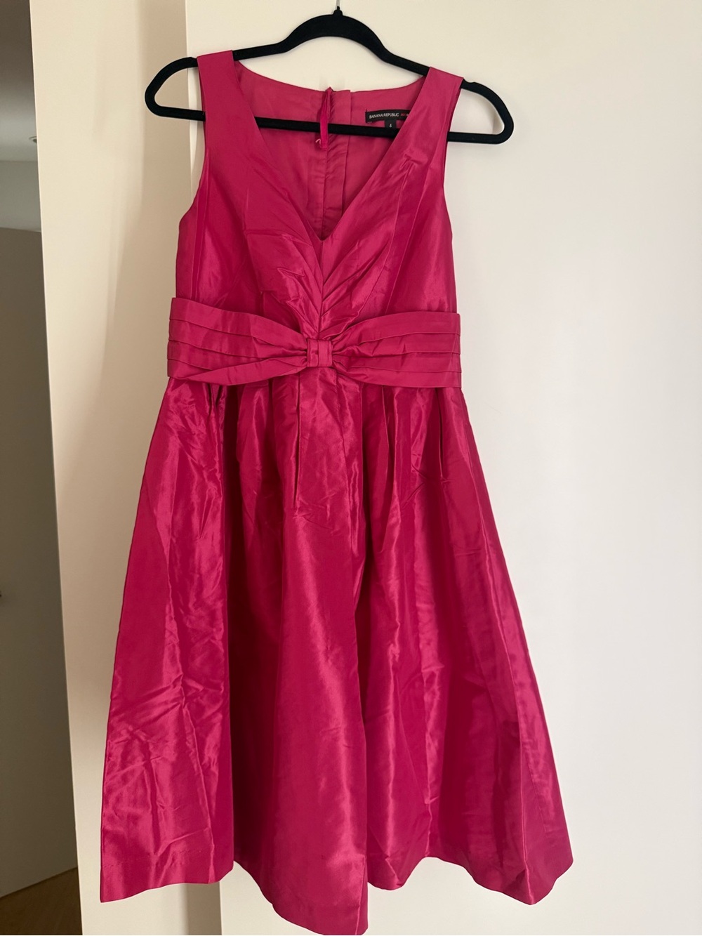 Banana Republic Mad Men 100% silk Vibrant Pink Dress with Bow Detail size 4